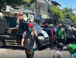 Puluhan Buruh Blokir Jalan Kertopaten Surabaya, Tuntut THR dan Gaji dari PT Pabrik Kertas Indonesia