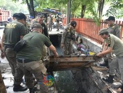 Satpol PP Surabaya Tertibkan 30 PKL yang Berjualan di Atas Saluran Air