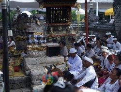 Menyama Braya Warnai Piodalan Pura Dalam Sakenan dari Jukung Hingga Penjor