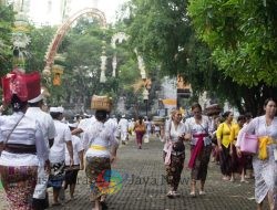 Piodalan Pura Sakenan BTID dan Desa Adat Serangan Hadirkan Tradisi Perahu dan festival Penjor