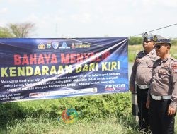 Tingkatkan Keselamatan Berkendara, Satlantas Polres Gresik Pasang Banner Bahaya Menyalip Sebelah Kiri