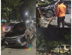 Mobil Ringsek Usai Tabrak Pembatas Jalan Kedung Cowek, Pengemudi dan Penumpang Selamat