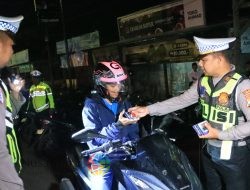 Tidak Hanya Razia, Polres Bangkalan Beri Hadiah Bagi Pengendara Motor Taat Berlalu Lintas