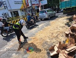 Aksi Tanggap Satlantas Polres Gresik Atasi Jalan Licin Akibat Tumpahan Minyak