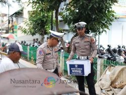 Peduli untuk Berbagi, Satlantas Polres Gresik Bagikan Paket Makanan dalam Jumat Berkah