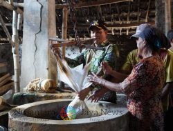 Sidak ke Produsen Tahu di Krian, Bupati Subandi Tawarkan Solusi Alternatif