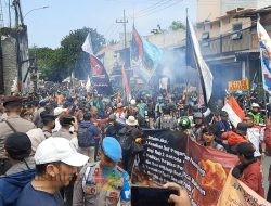 Demo Ojol bersitegang di depan kantor Gojek