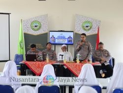 Satlantas Bersama Satbinmas Polres Gresik Edukasi Santri Lewat Road Safety dan Coaching Clinic di Ponpes Sirojul Haromain
