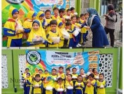 Jumat Berkah, TK Bustanul Ulum Bagikan Makanan dan Snack Gratis ke Warga