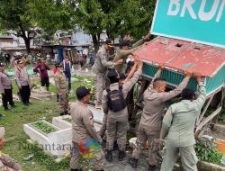 152 Personel Gabungan Tertibkan Bekupon dan Rombong di Makam Kapas Krampung, Ciptakan Lingkungan Aman dan Kondusif