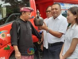 Bupati Mahayastra Serahkan Bantuan Dua Unit Truk