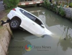 Mobil Pajero Putih Terjun ke Sungai di Menur Pumpungan Surabaya, Dievakuasi Tim Penyelamat Pagi Buta