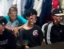 Tiga Remaja Kepergok Bobol Rumah di Gresik, Warga Bakar Dua Motor Pelaku