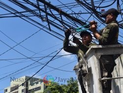 Pemkot Surabaya Tertibkan Kabel Utilitas Ilegal di Lima Lokasi