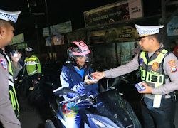 Gelar Razia Motor, Polres Bangkalan Berikan Apresiasi Kepada Pengendara Taat Berlalu Lintas