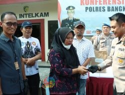 Jadi Kado Hardiknas, Kapolres Bangkalan Serahkan Sepeda Motor Guru yang Jadi Korban Begal