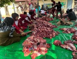 Polres Dompu Bagikan Ratusan Paket Daging Korban Ke Warga Tak Mampu dan Pondok Pesantren