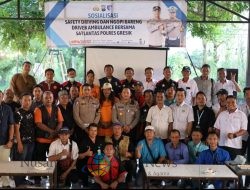 Tingkatkan Keselamatan di Jalan Raya, Satlantas Polres Gresik Sosialisasi Safety Driving sambil Ngopi Bareng Driver Ambulans