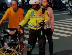 Tingkatkan Kamseltibcarlantas, Satlantas Polrestabes Surabaya Tindak Pelanggar dan Edukasi Pengendara di Jalan Tunjungan