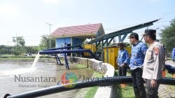 Pakai Perahu Karet, Bupati Subandi Susuri Banjir di Jalan Raya Porong