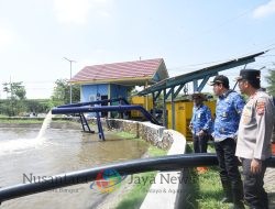 Pakai Perahu Karet, Bupati Subandi Susuri Banjir di Jalan Raya Porong