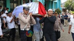 Berikan Penghormatan Terakhir, Wakapolres Gresik Pimpin Upacara Pemakaman Almarhum Iptu Soleh