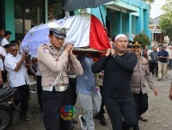 Berikan Penghormatan Terakhir, Wakapolres Gresik Pimpin Upacara Pemakaman Almarhum Iptu Soleh