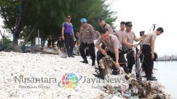 Aksi Bersih Pantai Polres Pelabuhan Tanjung Perak Sambut Hari Bhayangkara ke-79