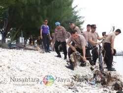 Aksi Bersih Pantai Polres Pelabuhan Tanjung Perak Sambut Hari Bhayangkara ke-79