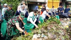 Bupati Subandi bersama Ratusan Orang Bersihkan sampah di Sungai Pelayaran