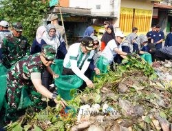 Bupati Subandi bersama Ratusan Orang Bersihkan sampah di Sungai Pelayaran