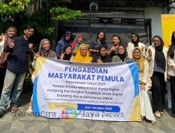 Pelatihan Digital Marketing Tim Dosen Stikosa AWS di Kampung Kue Rungkut
