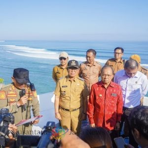 Tegakkan Aturan, Bupati Badung Adi Arnawa Tertibkan 48 Bangunan Liar di Pantai Bingin