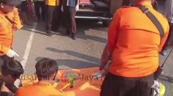 Petugas Gabungan Evakuasi Jenazah Korban Tewas Tertabrak Truk Kontainer di Jalan Kedurus Surabaya