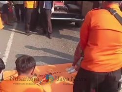 Petugas Gabungan Evakuasi Jenazah Korban Tewas Tertabrak Truk Kontainer di Jalan Kedurus Surabaya