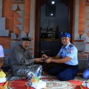 Danlanud I Gusti Ngurah Rai Laksanakan Anjangsana ke Kediaman Keluarga Pahlawan Nasional I Gusti Ngurah Rai di Carangsari