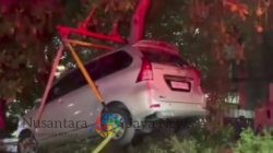 Mengantuk Saat Berkendara, Pria di Semolowaru Tabrak Pembatas Jalan – Mobil Ringsek Dievakuasi Petugas Gabungan