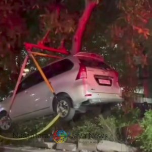 Mengantuk Saat Berkendara, Pria di Semolowaru Tabrak Pembatas Jalan – Mobil Ringsek Dievakuasi Petugas Gabungan