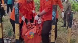 Petugas Gabungan Evakuasi Jenazah Pria Tertabrak Kereta di Jalan Ahmad Yani Surabaya