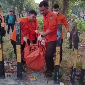 Petugas Gabungan Evakuasi Jenazah Pria Tertabrak Kereta di Jalan Ahmad Yani Surabaya