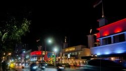 Kemegahan Merah Putih di Jantung Surabaya: Fasad Hotel Majapahit Bersinar Sambut HUT RI ke-80