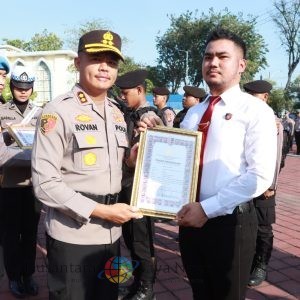 Kapolres Gresik Pimpin Upacara Kenaikan Pangkat Pengabdian dan Penghargaan Personel Berprestasi