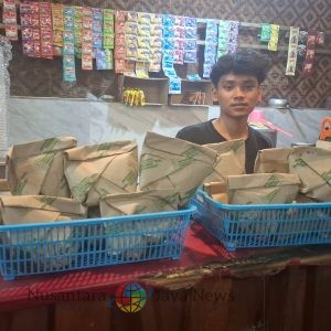 Sensasi Kuliner Tradisional: Nasi Bungkus Bambu Runcing Kini Hadir di Warkop Wong Java Surabaya!