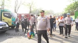 Jelang HUT RI ke-80 Polres Pasuruan Gandeng Mahasiswa, LSM, dan Media Bagikan 500 Bendera untuk Supir Truk dan warga perumahan