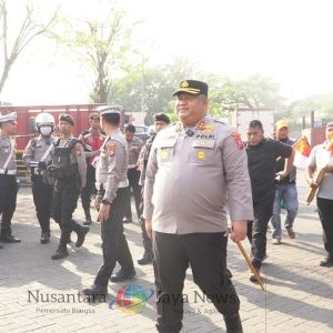 Jelang HUT RI ke-80 Polres Pasuruan Gandeng Mahasiswa, LSM, dan Media Bagikan 500 Bendera untuk Supir Truk dan warga perumahan