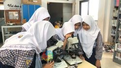 Belajar Seru di Laboratorium, Siswa SMP Muhammadiyah 1 Surabaya Amati Sel Hewan dan Tumbuhan Lewat Mikroskop