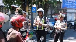 Satlantas Polres Gresik Bagikan Bendera dan Pin Merah Putih di GKB, Tanamkan Semangat Kemerdekaan