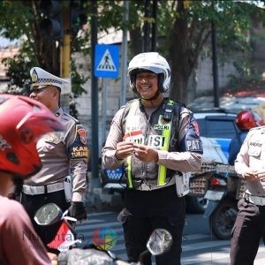 Satlantas Polres Gresik Bagikan Bendera dan Pin Merah Putih di GKB, Tanamkan Semangat Kemerdekaan
