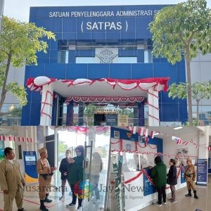 Kenang Jasa Para Pahlawan Nasional, Petugas Pelayanan Satpas SIM Colombo Berbaju Veteran