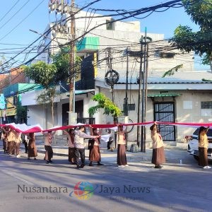 Peringati HUT RI ke-80, SMKN 8 Surabaya Gelar Aksi Nasionalisme dengan Bendera 1,5 Km